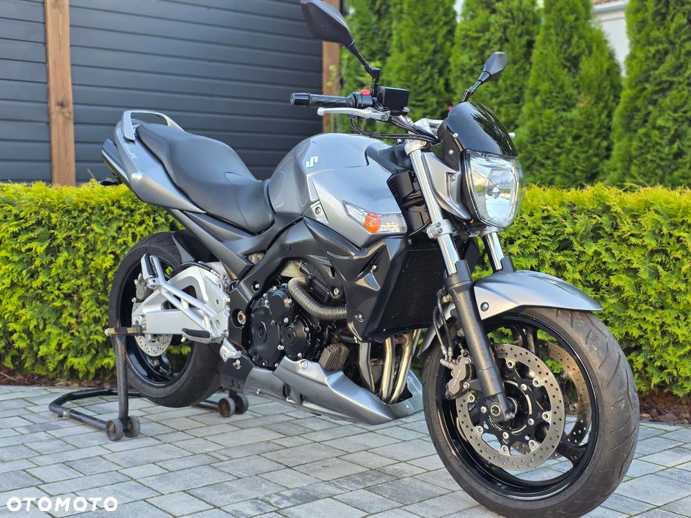 Suzuki GSR - 1