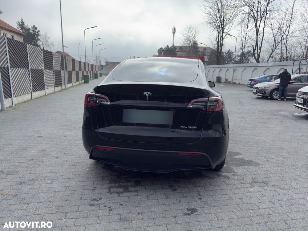 Tesla Model Y Long Range AWD - 11