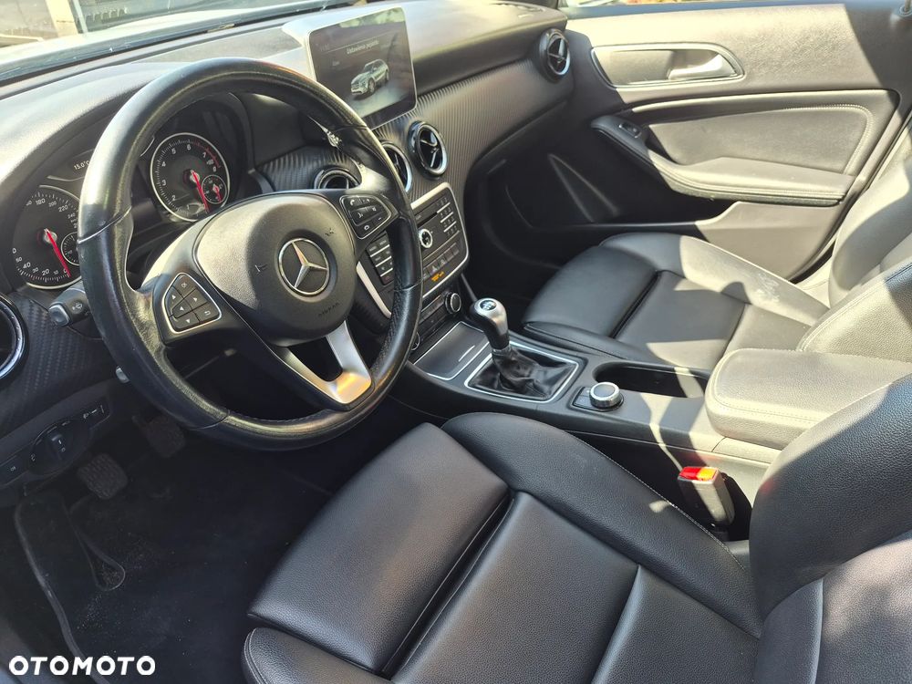 Mercedes-Benz GLA 180 Activity Edition - 29