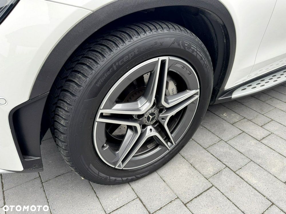 Mercedes-Benz GLC 300 4Matic 9G-TRONIC AMG Line Plus - 23