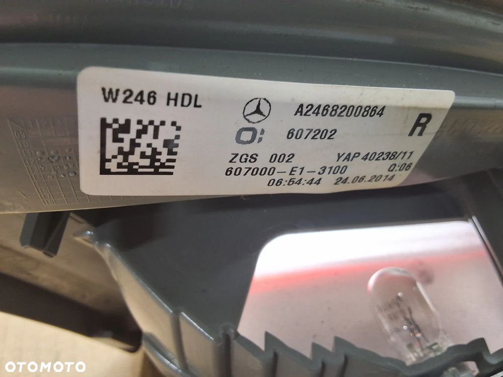 MERCEDES B-KLASA W246 LAMPY TYLNEJ KLAPY BAGAŻNIKA LEWA PRAWA  A2468200864 A2468200764 - 10