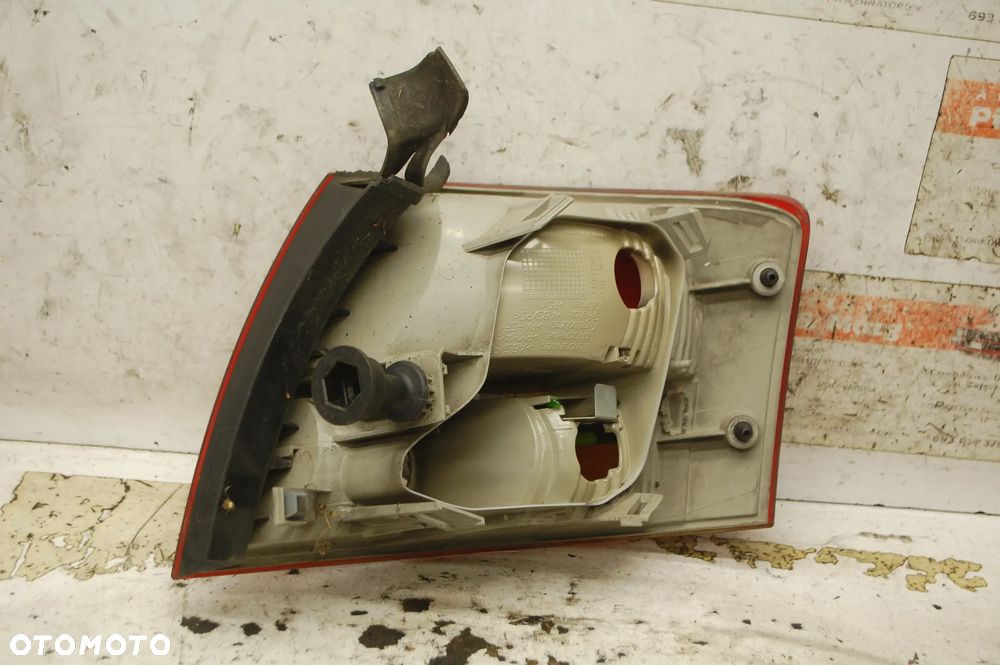 LAMPA PRAWY  TYŁ TYLNA PRAWA W BŁOTNIK AUDI A4 B7 KOMBI  8E9945096C - 10