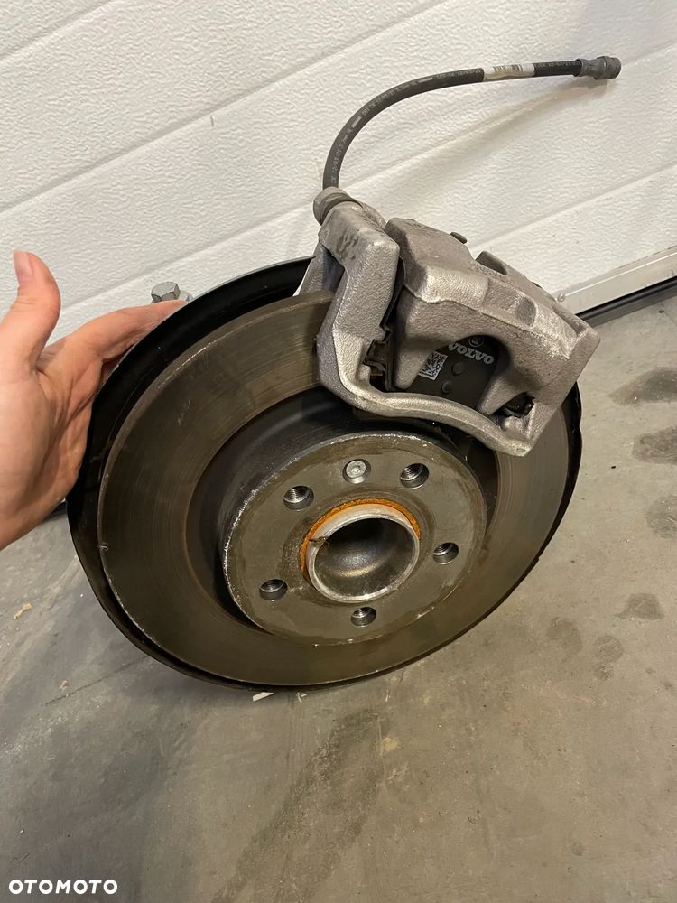 VOLVO XC40 ZWROTNICA PRAWY TYŁ KOMPLETNA 32246251 - 1