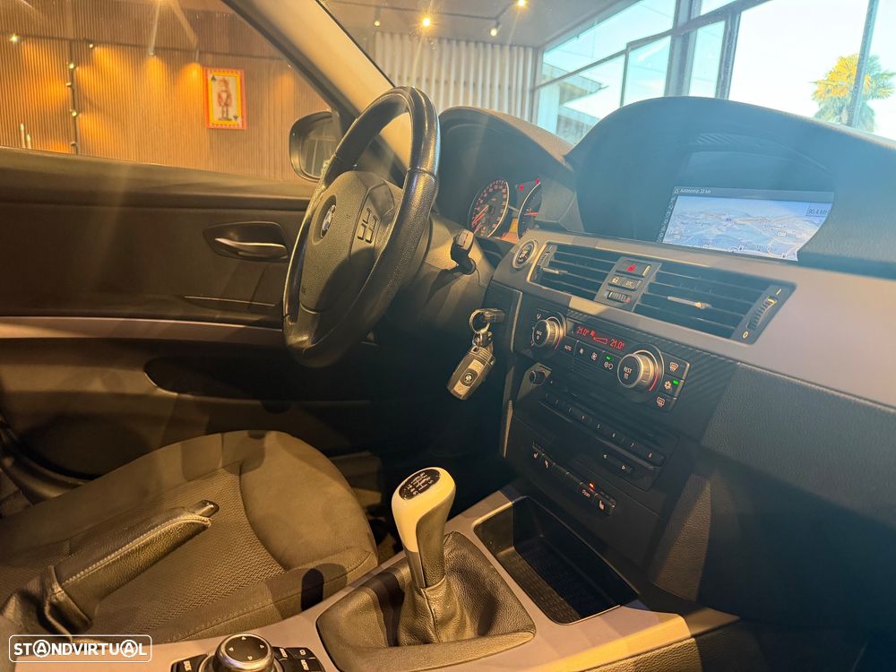 BMW 320 d Navigation Sport - 32
