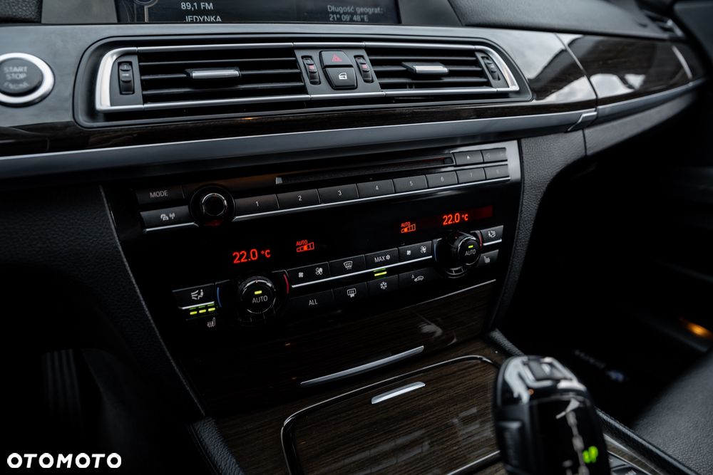 BMW Seria 7 750i xDrive - 29