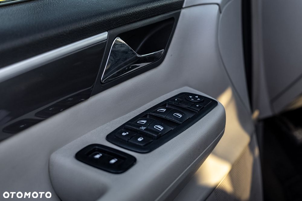 Volkswagen Routan - 21