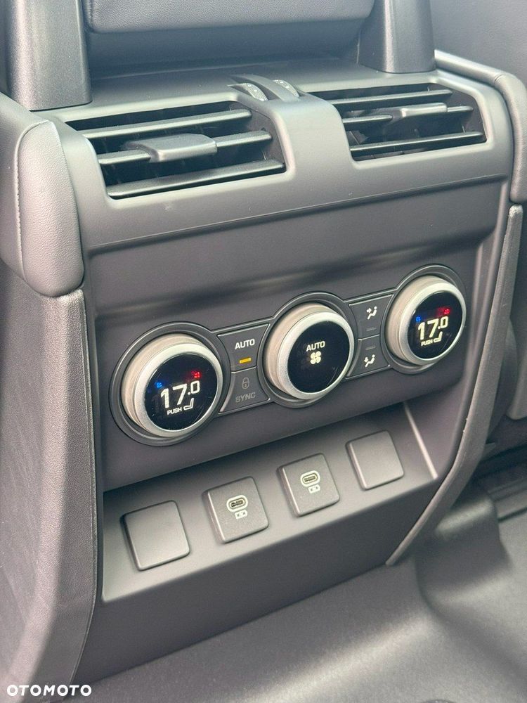 Land Rover Defender - 26