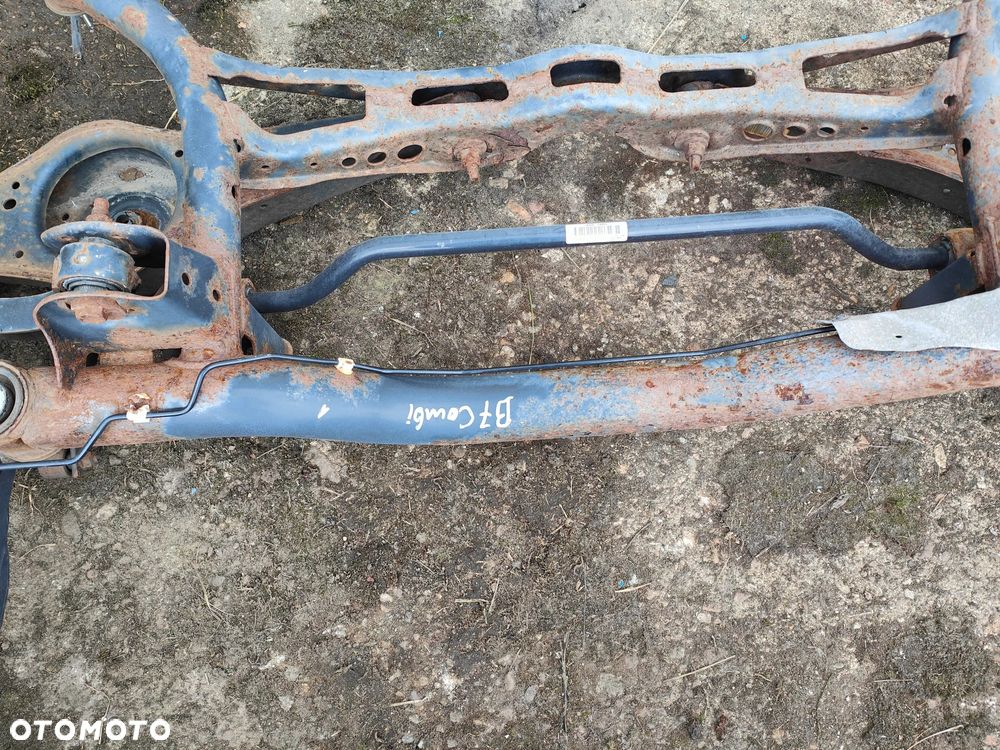 VW PASSAT B7 10r BELKA ZAWIESZENIA OŚ TYŁ TYLNA - 2