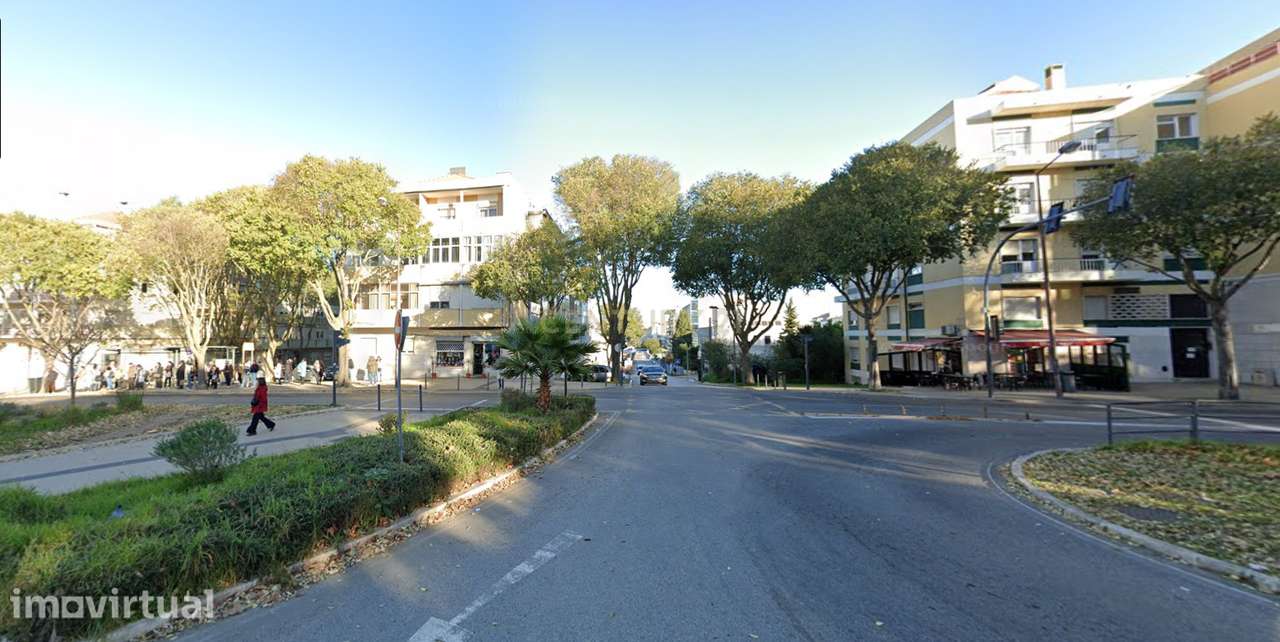 Loja comercial com 2 montras — Saída da Estação CP de Benfica - Grande imagem: 5/5