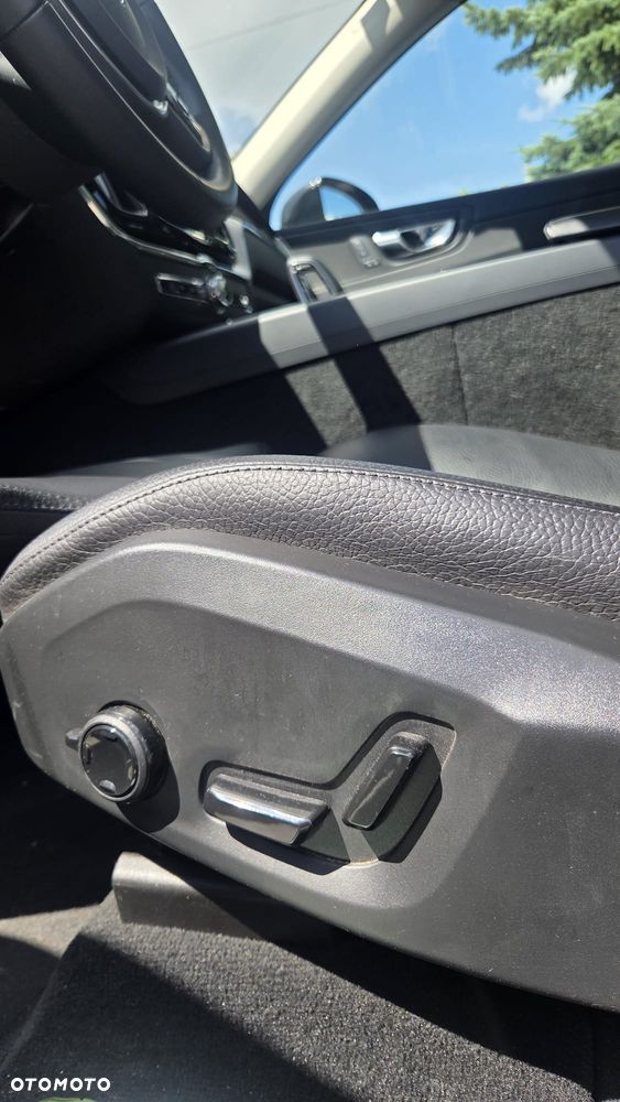 Volvo XC 60 B4 D Plus Dark - 24