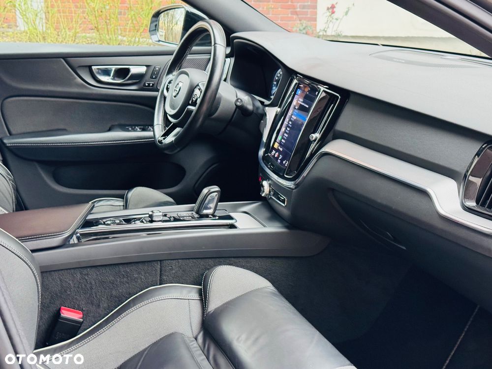 Volvo V60 D4 AWD R-Design - 28