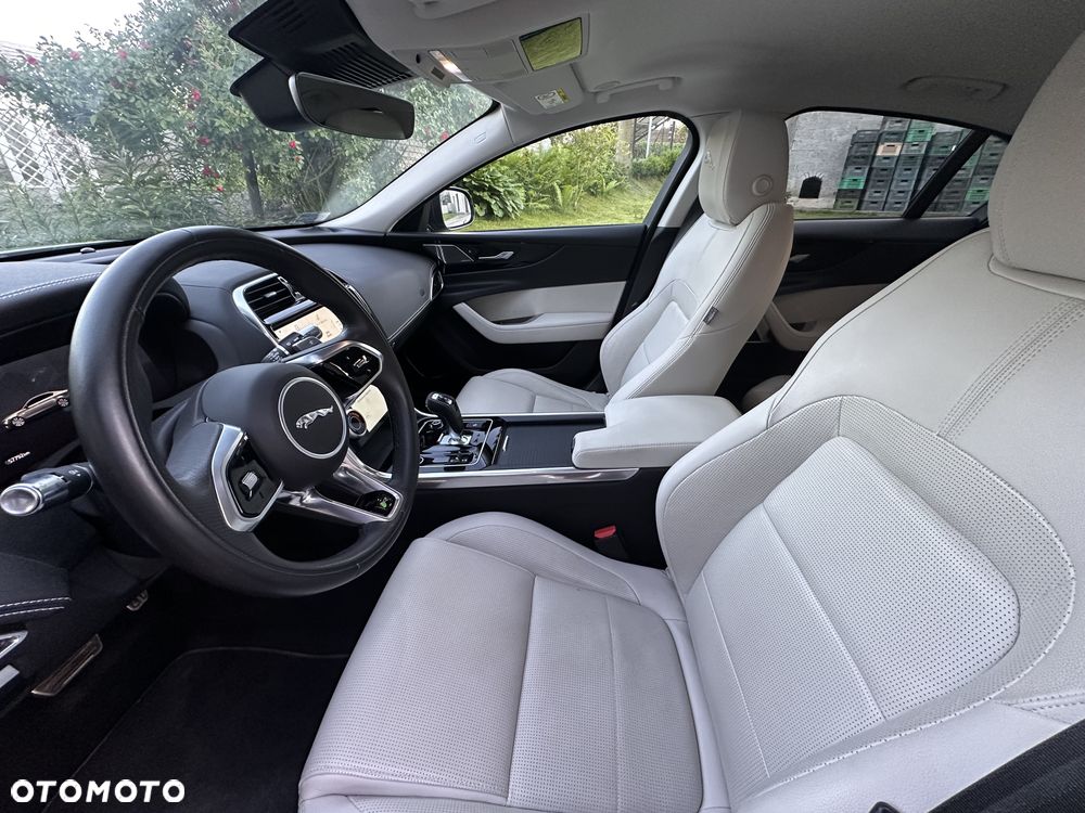 Jaguar XE 2.0 P250 R-Dynamic Black - 8