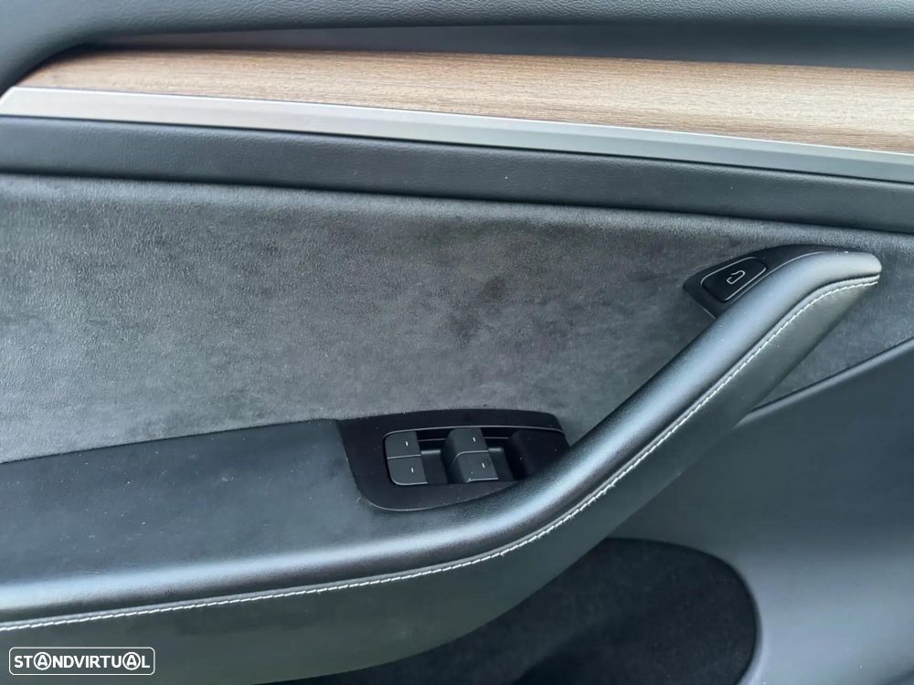 Tesla Model Y Long Range Dual Motor AWD - 26