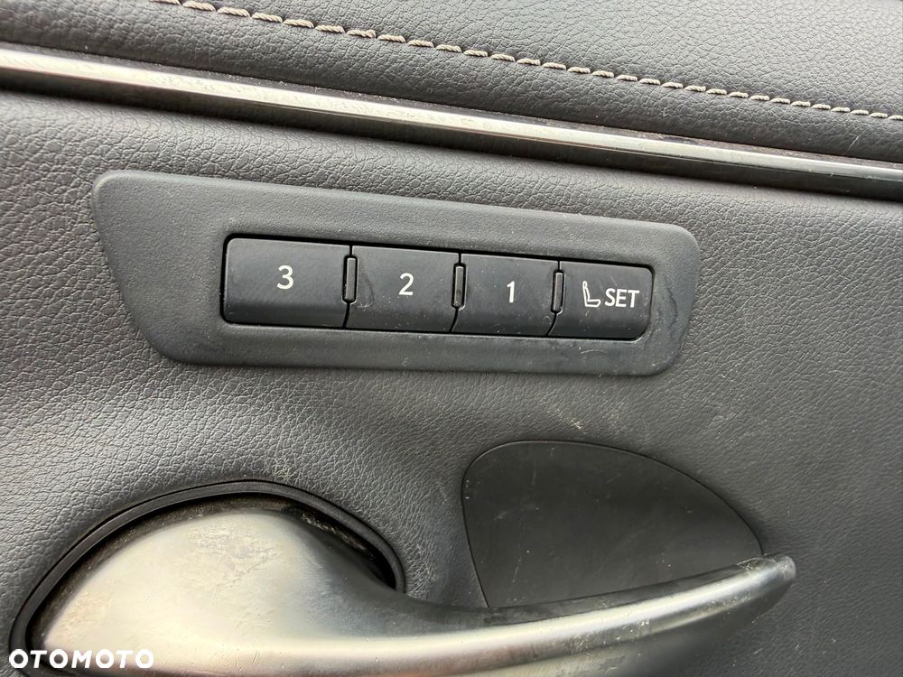 Lexus ES 300h F Sport Edition - 23