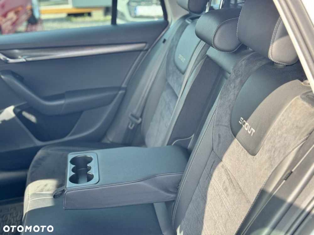 Skoda Octavia Combi 2.0 TDI 4x4 DSG Scout - 34