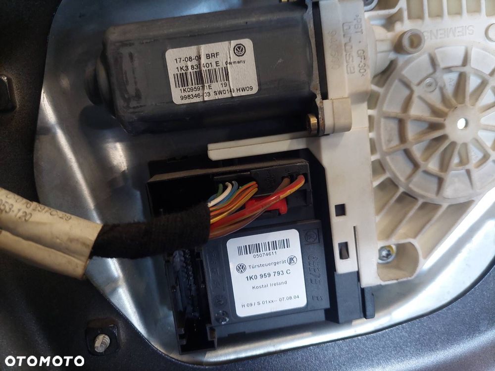 DRZWI KOMPLETNE LEWY PRZÓD VOLKSWAGEN GOLF V 3D LC9Z - 9