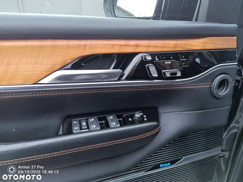 Jeep Grand Wagoneer - 14