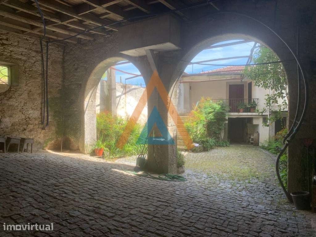 Não é apenas uma casa, são duas casas e muito terreno, zona sossega... - Grande imagem: 4/50