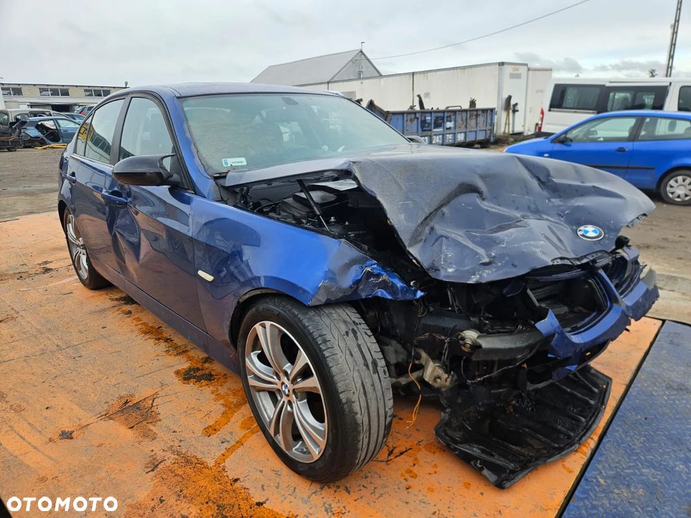 BMW 3 E90 2004 – 2013 Silnik 2.0 D (N47d20A) 177 KM (130 kW) Montegoblau Metallic części drzwi klapa silnik - 3