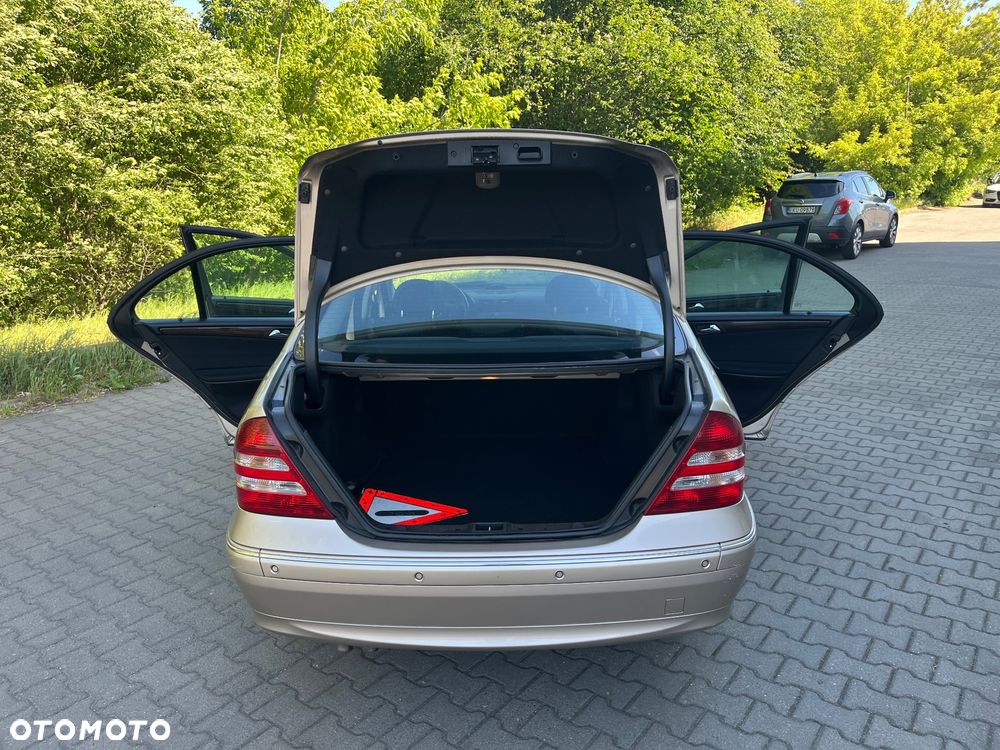Mercedes-Benz Klasa C 240 4Matic Elegance - 19