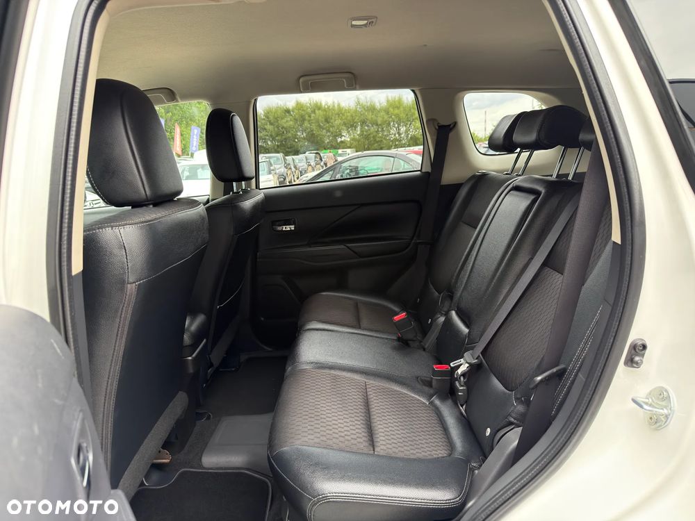 Mitsubishi Outlander Instyle NAVI + - 31