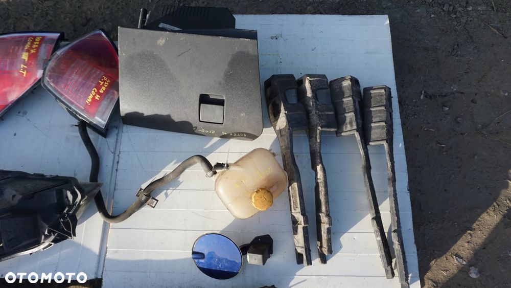 REFLEKTOR LAMPA ZBIORNIK PŁYNU SCHOWEK PASAŻERA ASTRA H - 12