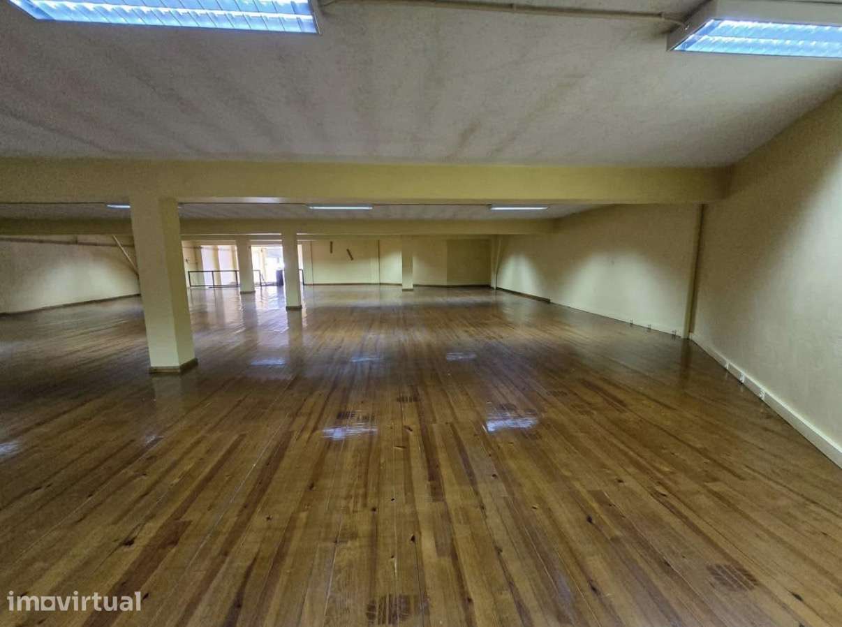 Loja vc Armazém com cerca de 950 m² divididos em 2 andares. - Grande imagem: 4/11