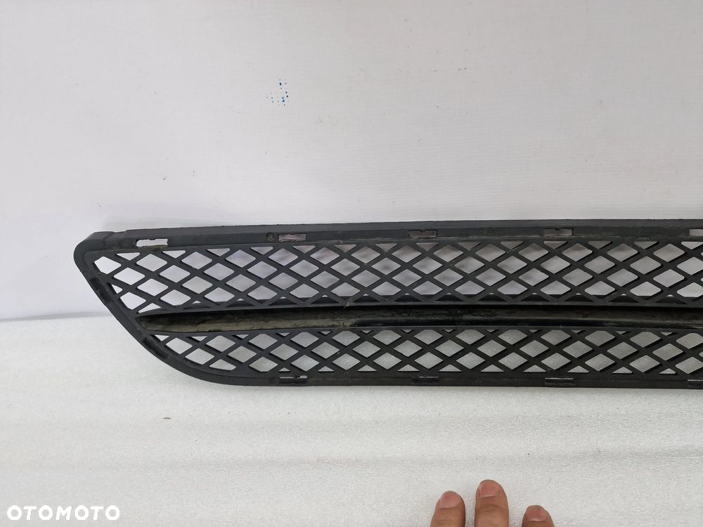 BMW E90 / E91 04- KRATKA ŚRODKOWA ZDERZAKA PRZEDNIEGO PRZÓD , NR 51117154556 / 7154556 , NR AUKCJI KR71 - 5