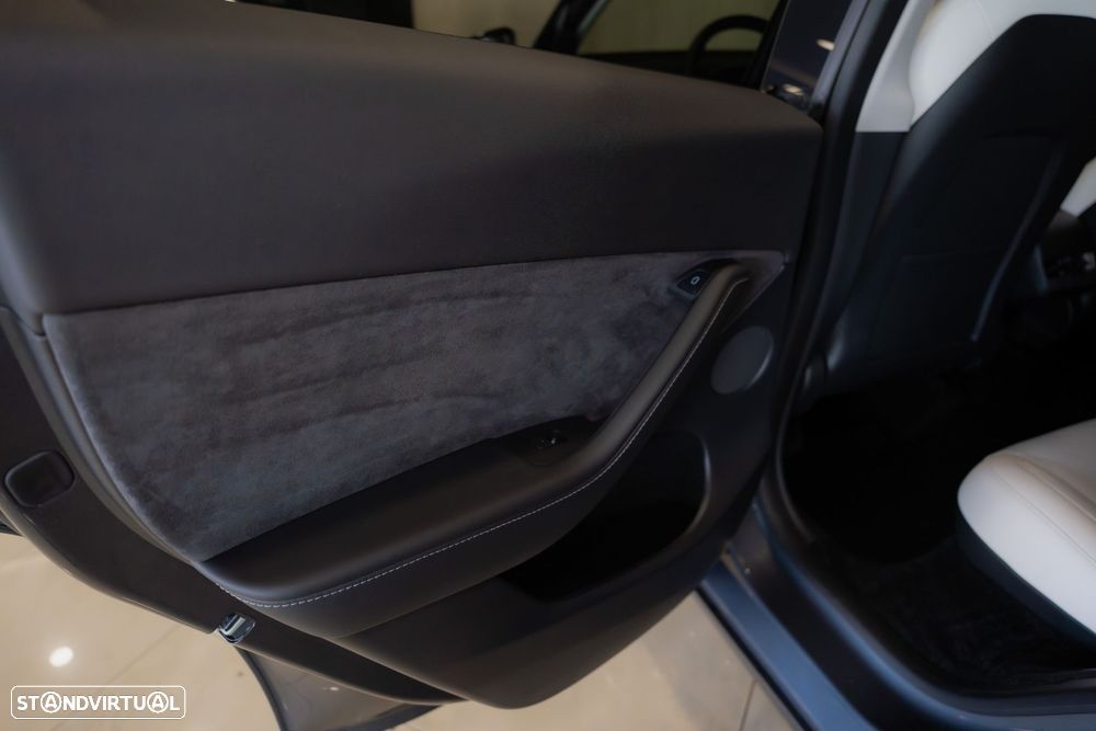 Tesla Model Y Long Range Dual Motor AWD - 32