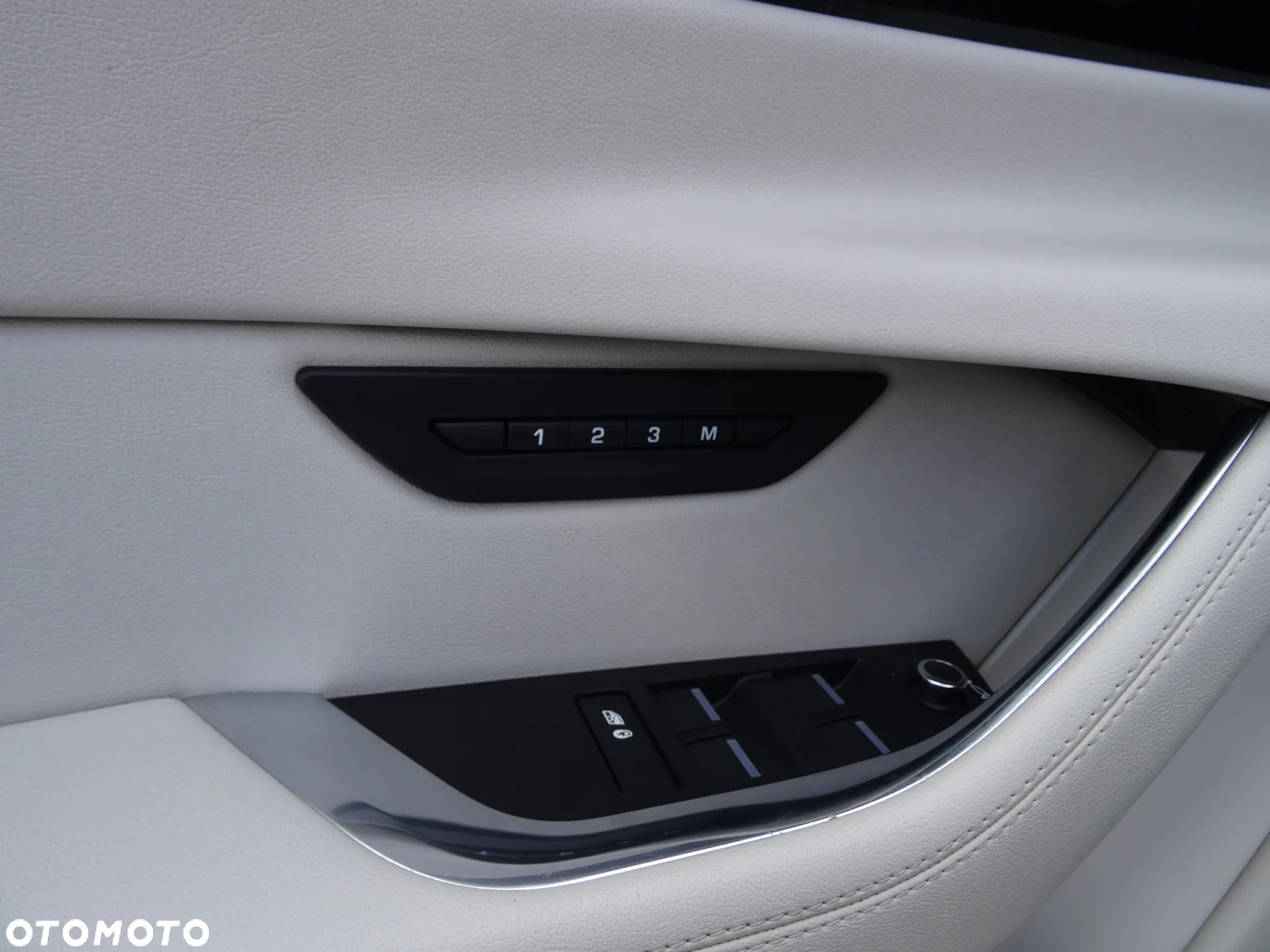 Jaguar XE 2.0 D180 R-Dynamic SE - 14