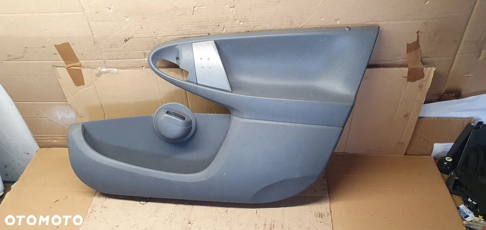 Tapicerka boczek prawy przód przednia prawa Toyota Aygo 67611-0H010 - 2
