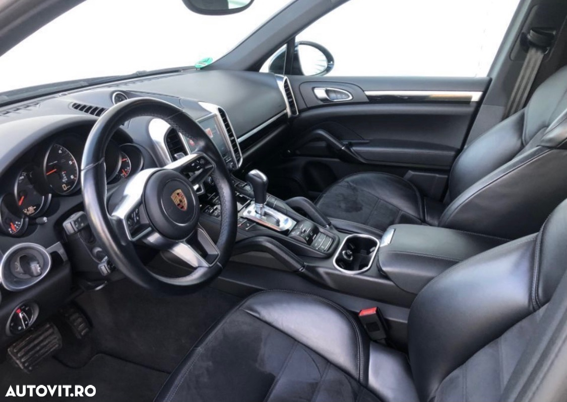 Porsche Cayenne 3.0 L - 6