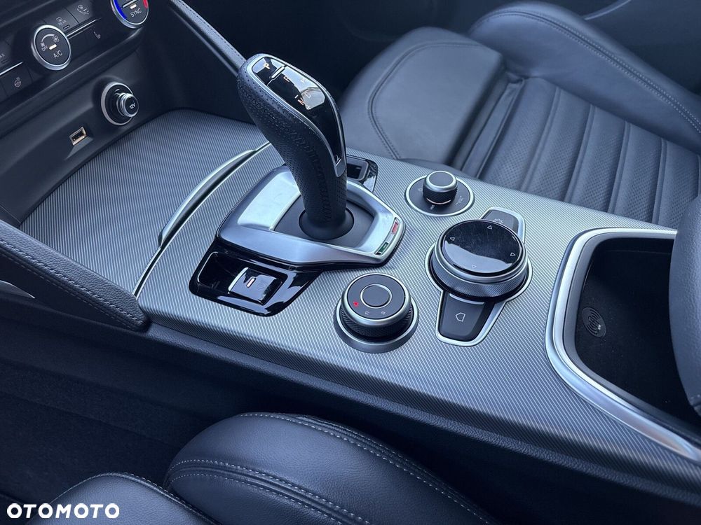 Alfa Romeo Stelvio 2.0 Turbo Veloce Q4 - 18