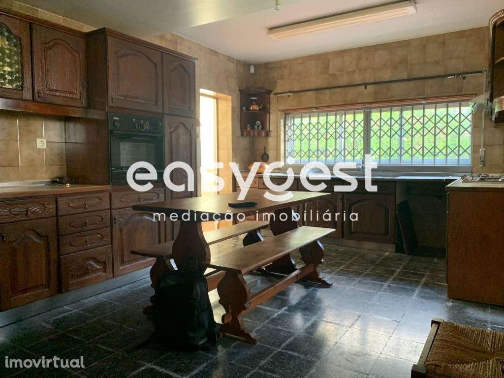 Moradia espaçosa V6 com área de 359 m2 e bem localizada - Grande imagem: 3/43