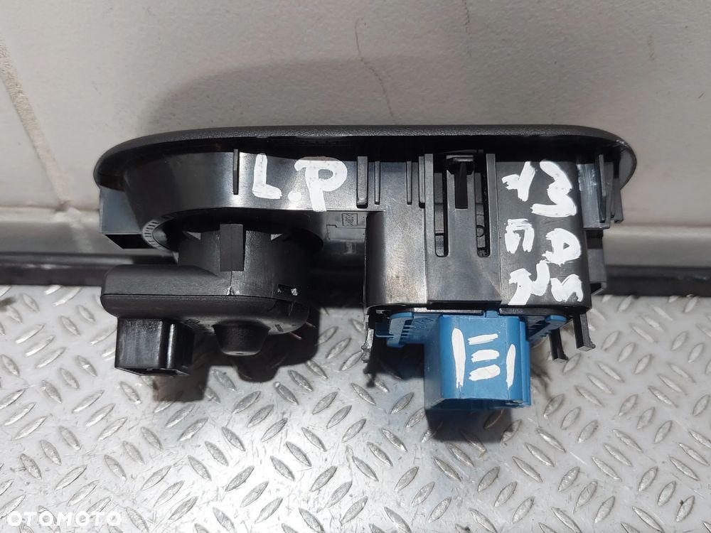 PRZEŁĄCZNIK SZYBY LEWY KIEROWCY RENAULT MASTER III 3 R2019 NR 8200637849 - 2