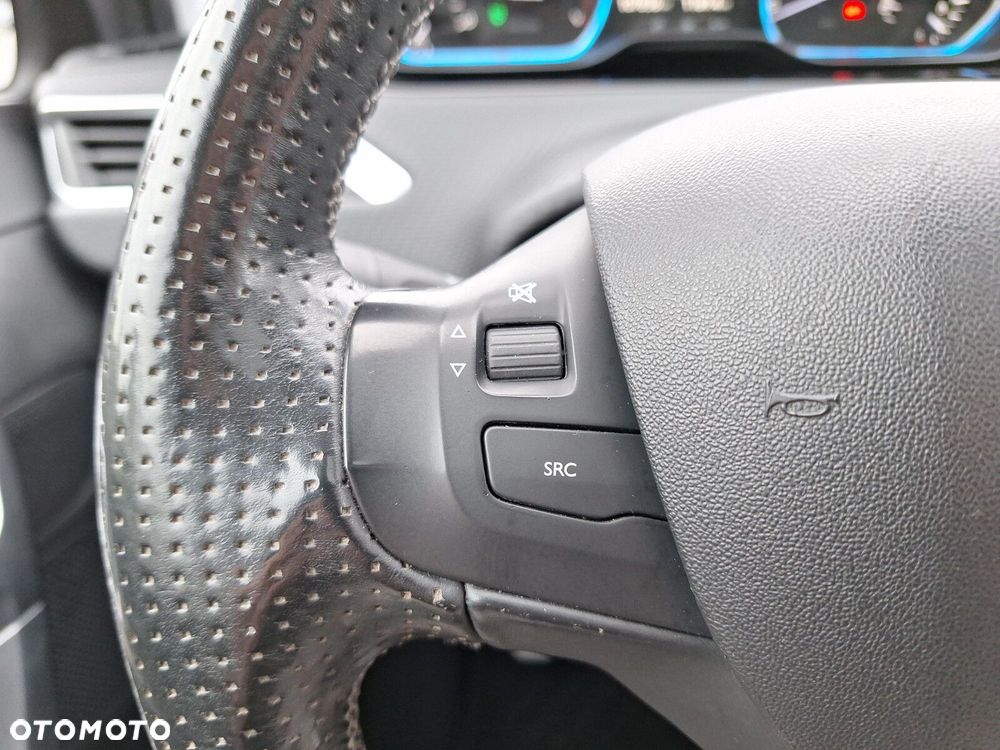 Peugeot 2008 1.2 Pure Tech Allure S&S - 14