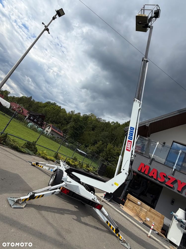 Nifty DINO 120T. Zwyżka koszowa 12 metrów wysuwana na raz. Podnośnik HDS. Napęd Hydrauliczny na dwa koła. Obraca się w koło 360. jak nówka z salonu. 2016 rok. 1220 mtg. Książka Serwisowa od nowości do wglądu. PRĄD 230v. 4 sekcje sterowania na dole. Nowy model! Z komuny Norweskiej. Używana była 1 raz do roku. Serwisowana w DEKRA do końca OKAZJA. Zwyżka Obrotowa. Poziomowanie kosza. Pełna Hydraulika. Sterowanie góra dół! Wysuwane ramie. Wieniec tryby zero zużycia! Ani deka luzów i wycieków. Mała lekka i zwinna zwyżka o potężnym zasięgu. OKAZJA TANIO. Do rejestracji. Import Norwegia! Posiadam 4 sztuki wszystkie jak nowe z salonu. Zapraszam do przetestowania. Nowy Sącz. woj. Małopolskie - 10