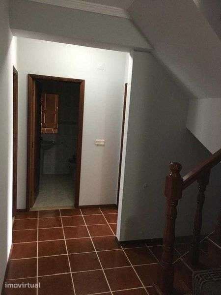 arrenda-se T4+1 duplex - Bustos - Grande imagem: 4/12