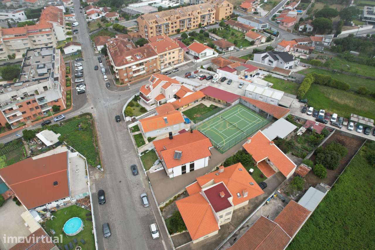 Moradia com 4 Frentes e Campo de Ténis em São Félix da Marinha - Grande imagem: 4/60