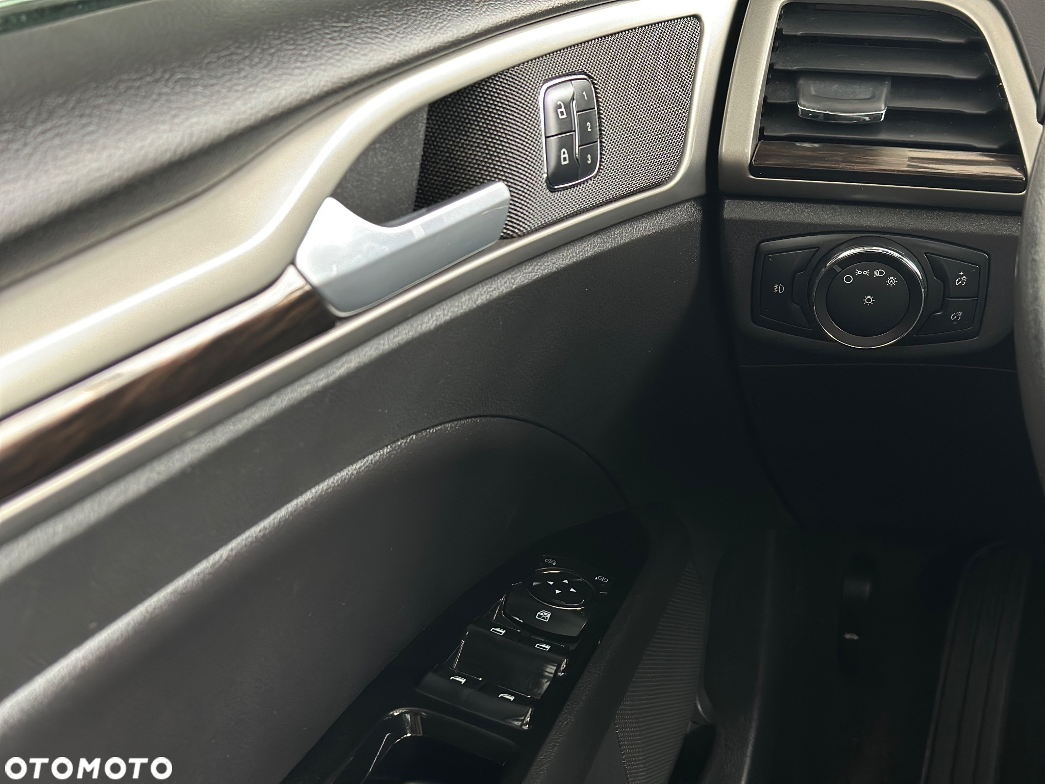 Ford Fusion - 24