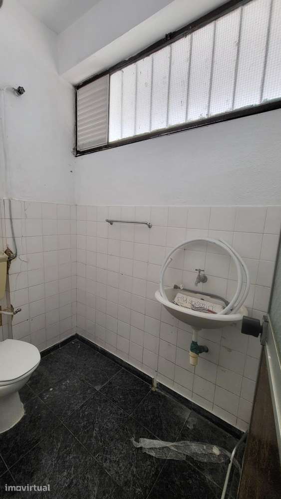 Armazém Versátil nas Barrocas, junto ao Alfeite, com Grande Potencial - Grande imagem: 4/10
