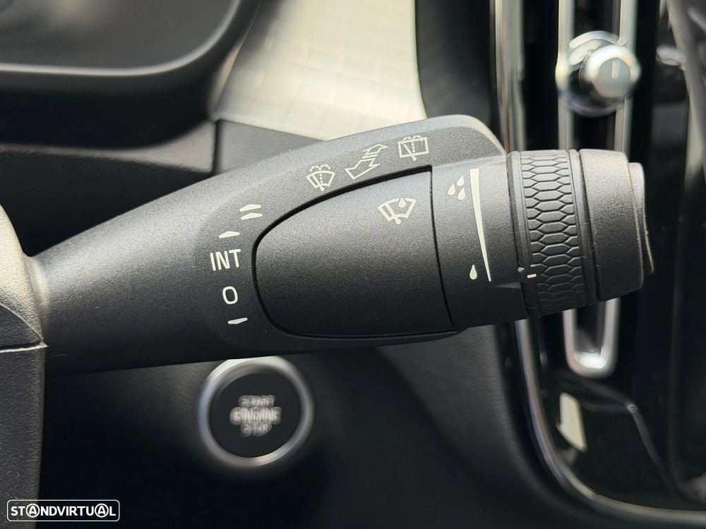 Volvo XC 40 2.0 B4 Momentum Plus - 25