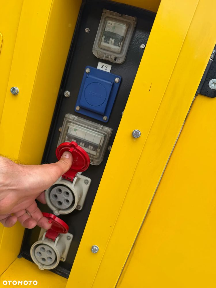 Atlas Copco QES 9 Agregat Prądotwórczy Generator prądu Wyciszony.  2018 rok. Silnik KUBOTA 3 cylindry. Agregat do pracy ciągłej. 2 x 400 VOLT oraz 230. Agregat w Bardzo ładnym stanie jak z Salonu. Sprowadzony z Norwegii. Agregat posiada bardzo dużo zabezpieczeń prądowych. Bezpieczna maszyna! Prądnica MECCALTE ECP3 1L4 najlepsza marka światowa! OKAZJA TANIO Profesjonalny przemysłowy sprzęt! Dokumenty inst. obsługi - 17