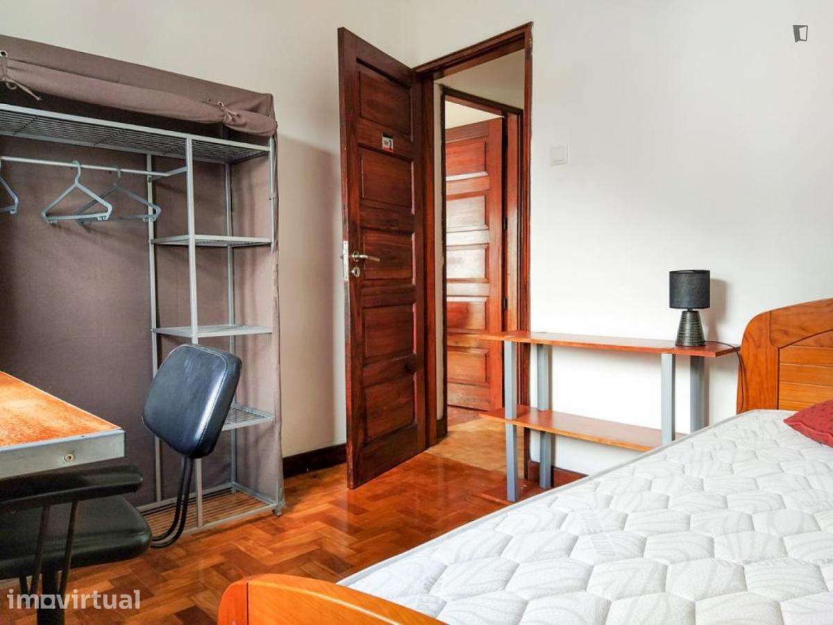 Quarto - localizado em Paranhos Porto - Grande imagem: 2/9