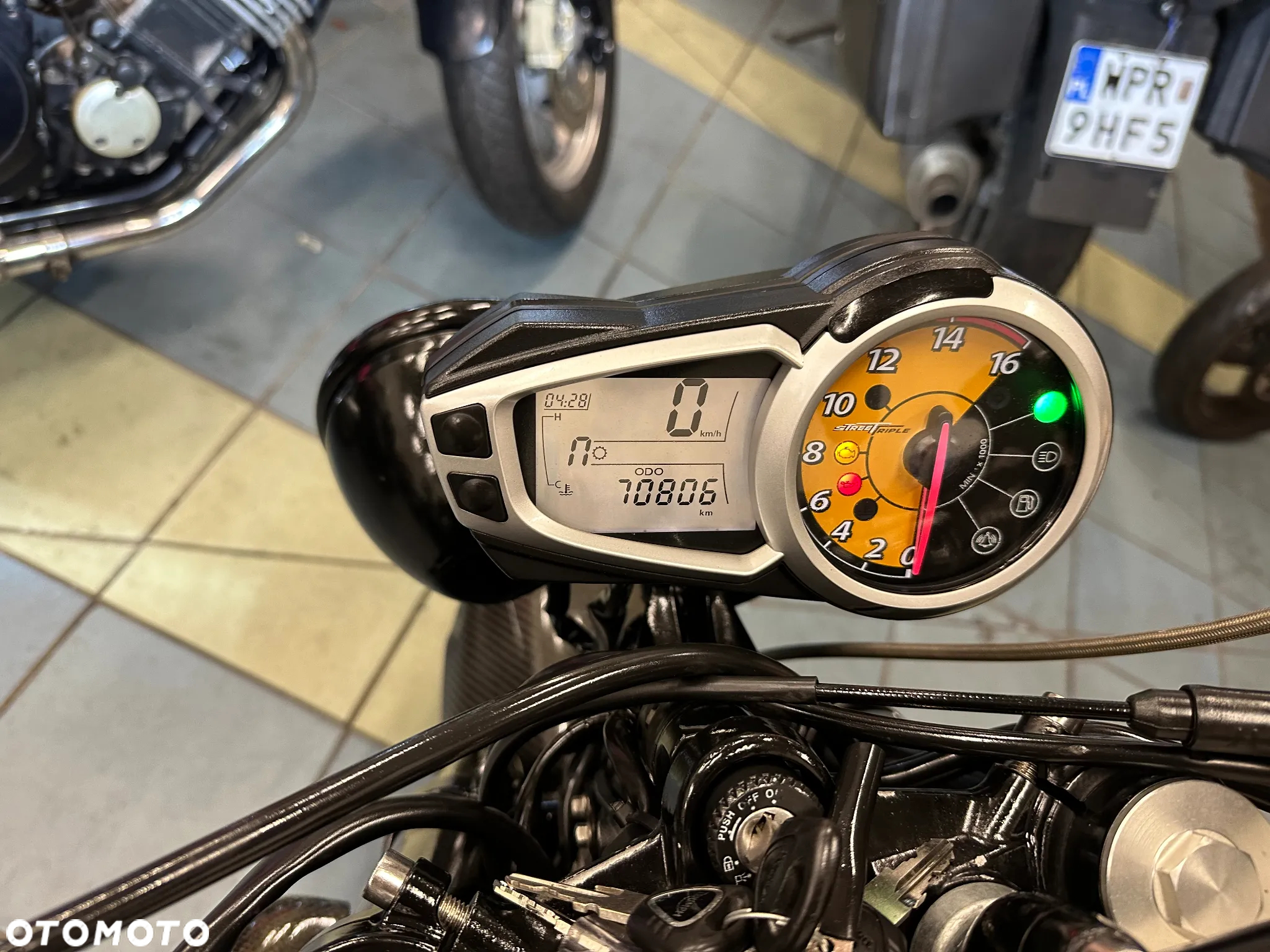 Triumph Street Triple - 16