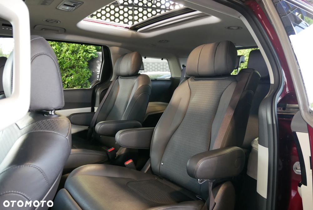 Kia Carnival - 12