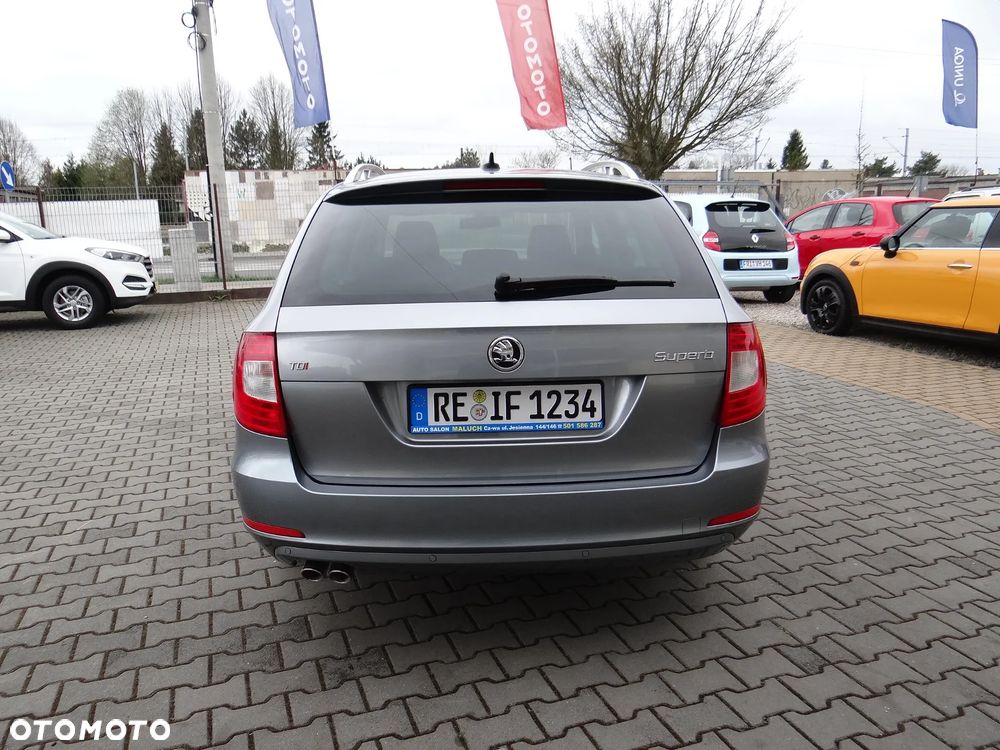 Skoda Superb 2.0 TDI DSG FAMILY - 10