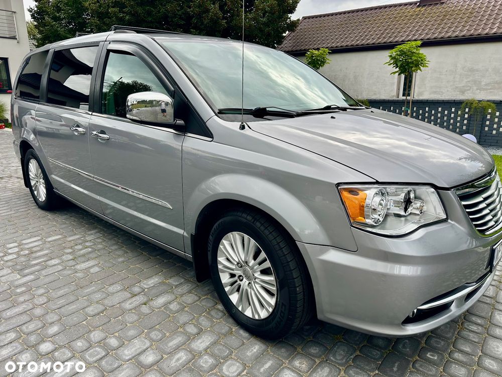 Chrysler Town & Country 3.6 Limited - 17