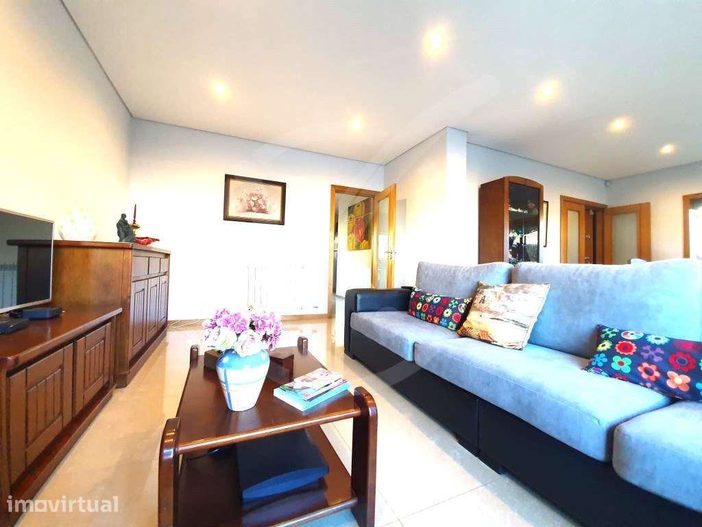 Moradia T3 de Arquitetura Moderna em Touguinha - Vila do Conde - Grande imagem: 2/23