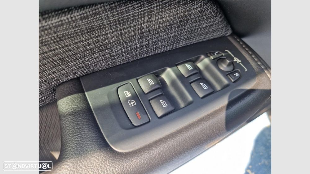 Volvo XC 60 2.0 B4 Momentum Plus — fotografia 9